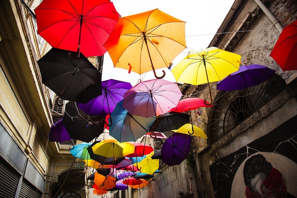 umbrella 2405040 960 720 - Le parapluie pour femmes illumine vos journées et embellit votre style !