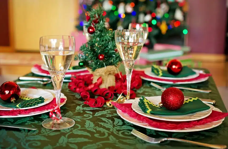 christmas table 1909797 960 720 - Les tendances culinaires de Noël : la magie s'invite à votre table !