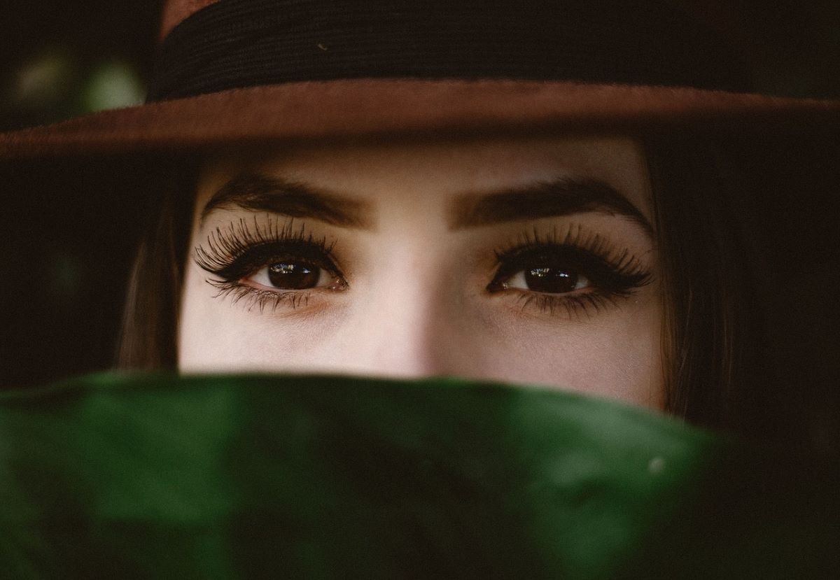 maquillage femme aux yeux marrons