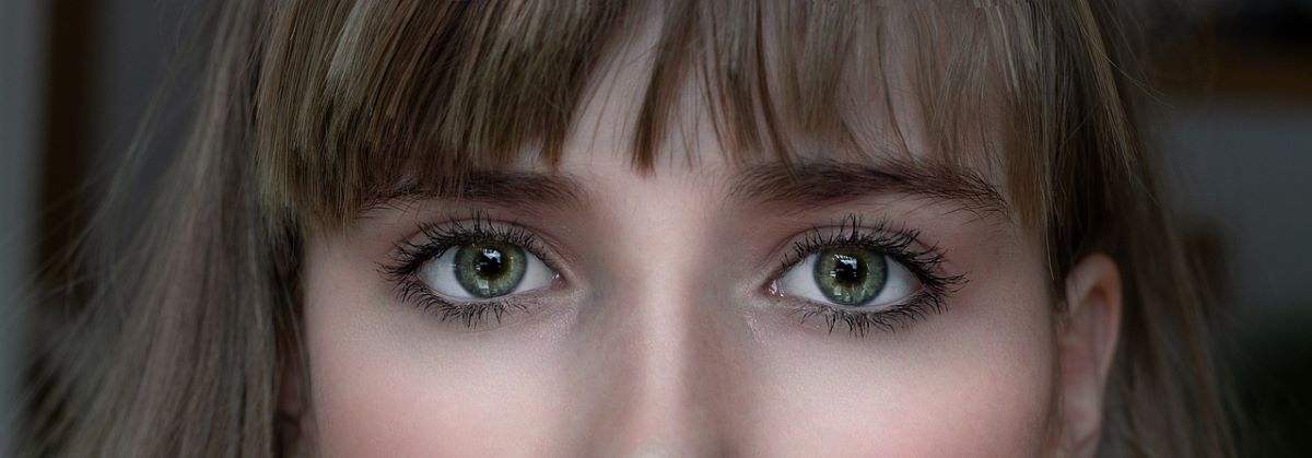 maquillage femme yeux verts