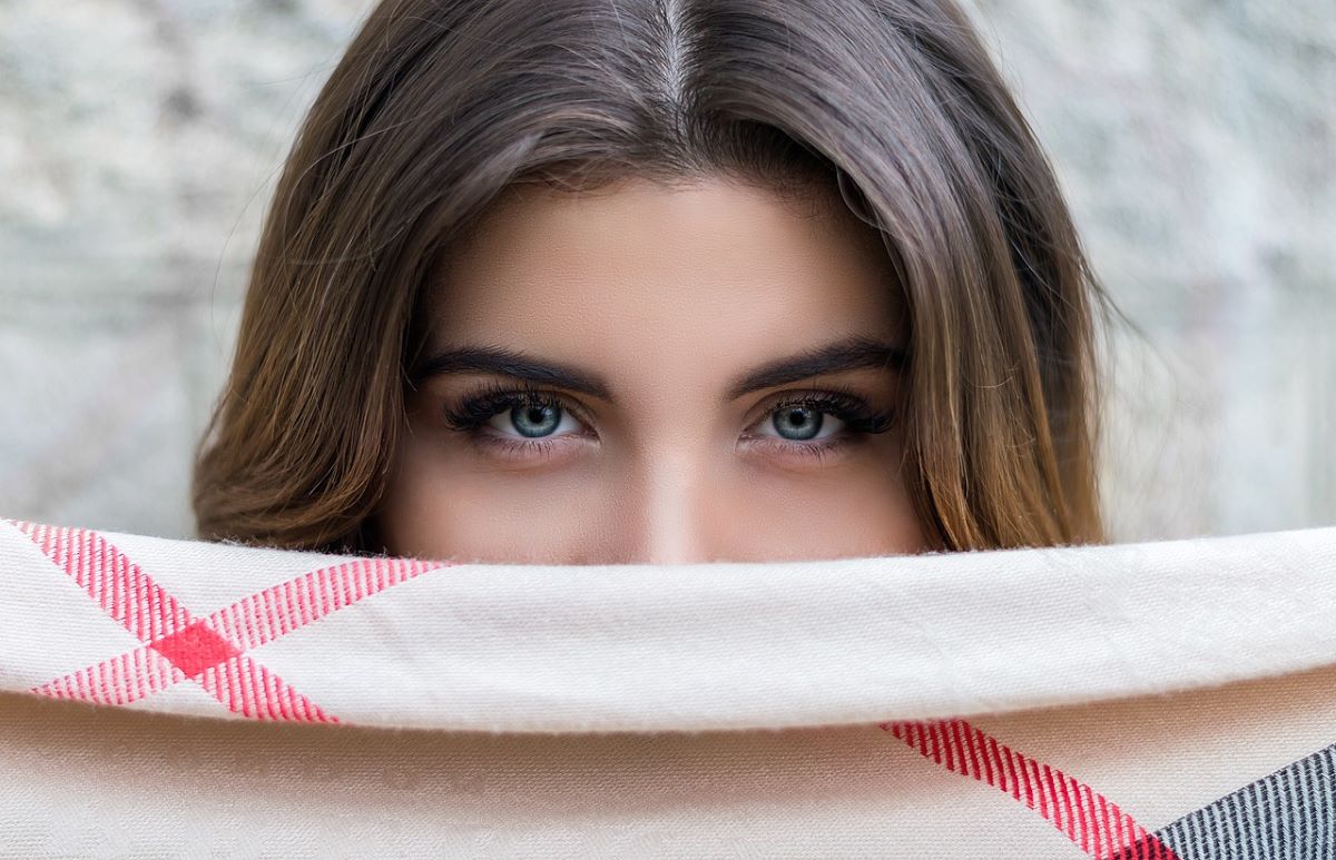 maquillage des sourcils et des yeux bleus