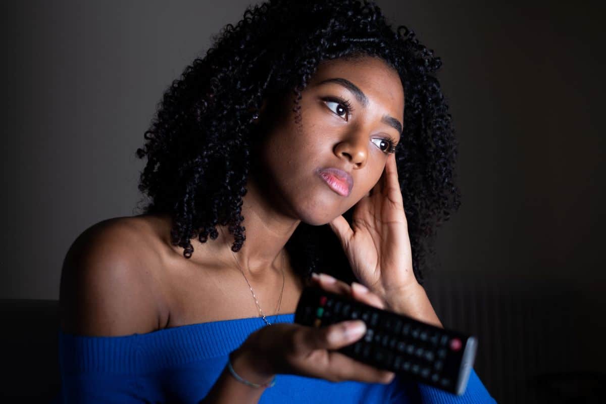 jeune femme devant TV