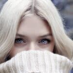 femme blonde chaud hiver écharpe snood