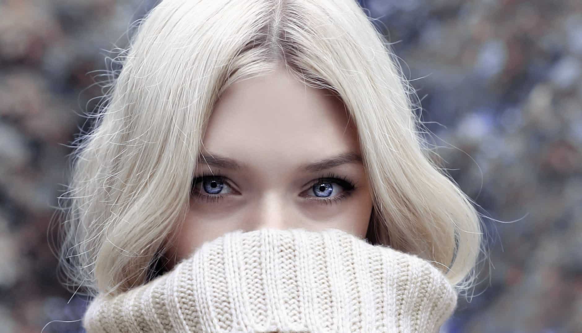 femme blonde chaud hiver écharpe snood