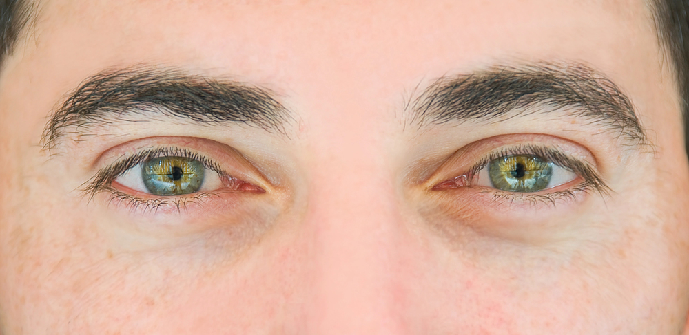Regard intense d’un homme, signe non verbal d’attirance amoureuse envers une femme