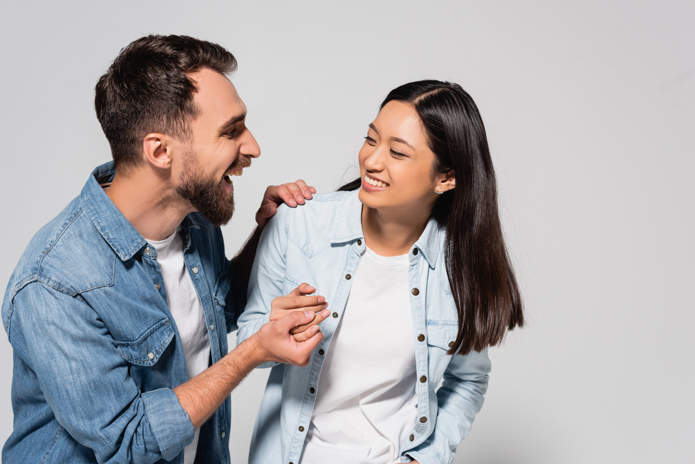 Langage corporel masculin détendu et complice, signe d’intérêt amoureux en contexte amical