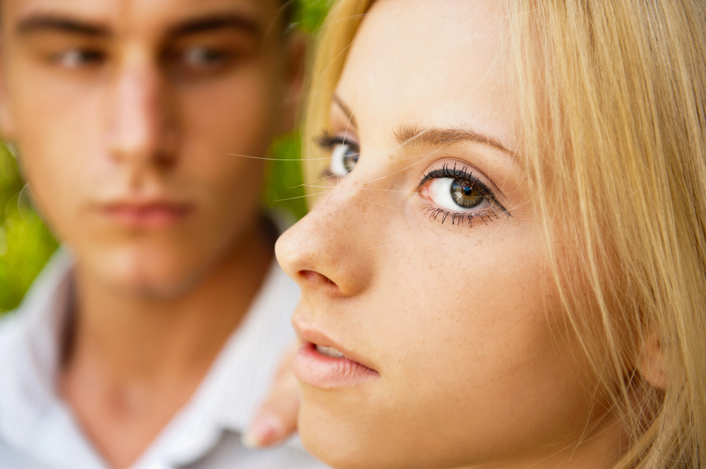 Regard discret d’un homme vers une femme, micro-signe d’attraction silencieuse