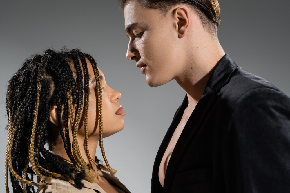 Proximité et contact visuel fort entre un homme et une femme, indication claire d’attraction mutuelle