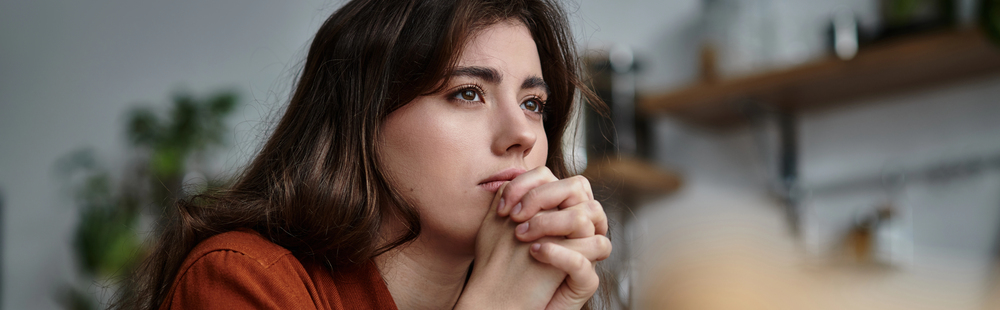 Jeune femme troublée seule, interrogations sur les intentions réelles d’un partenaire