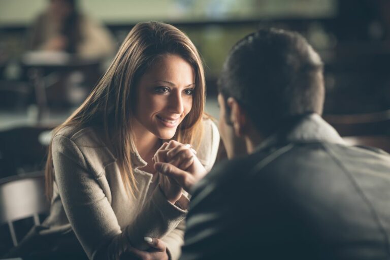 Langage corporel masculin : 7 signes qu’il est attiré par vous (même s’il ne dit rien)