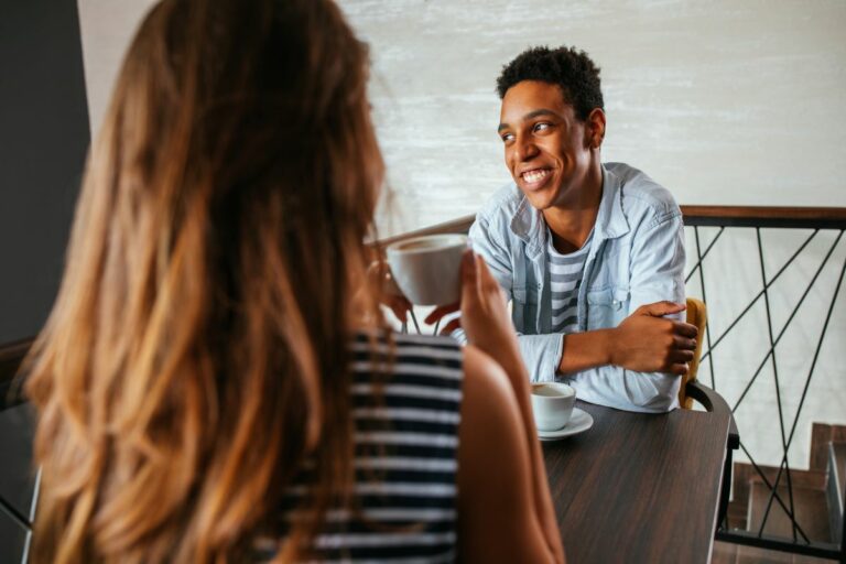 Comment se comporte un homme timide avec une femme