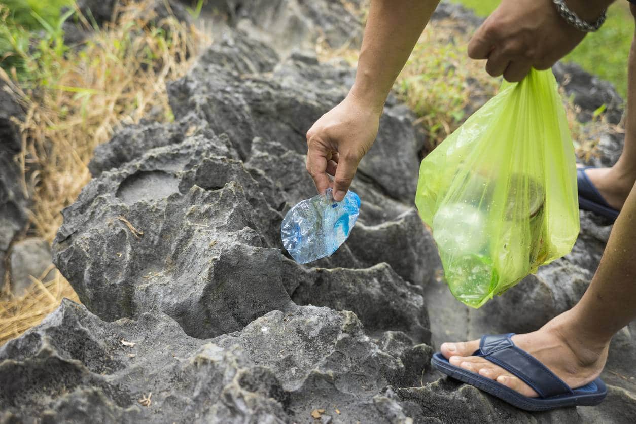 ramasser déchets, vacances écoresponsables