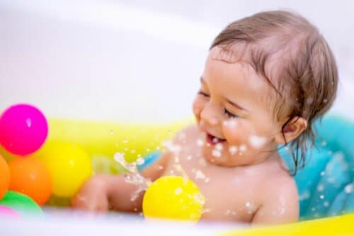 jouet bain bebe distraction 500x333 - Quels sont les bienfaits des jouets de bain pour un bébé ?