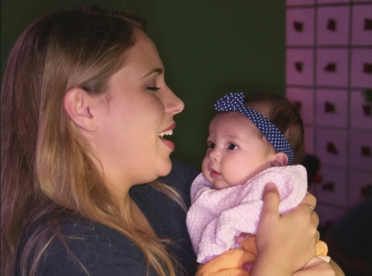 Maman chante avec jeune bebe