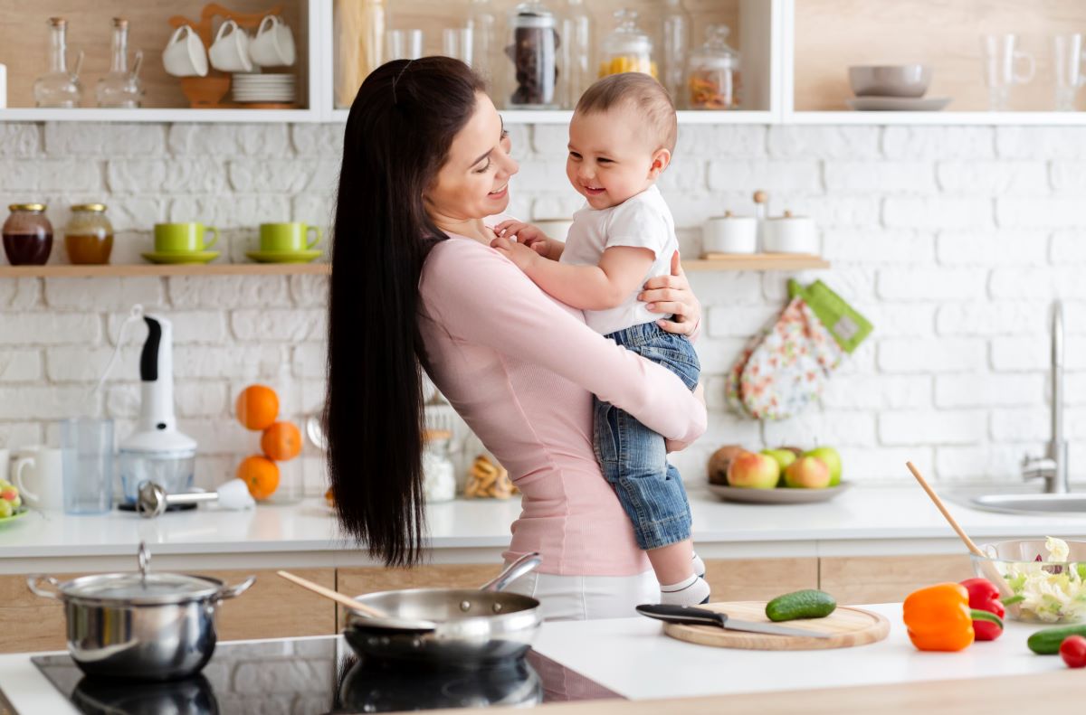 maman fait rire son bébé