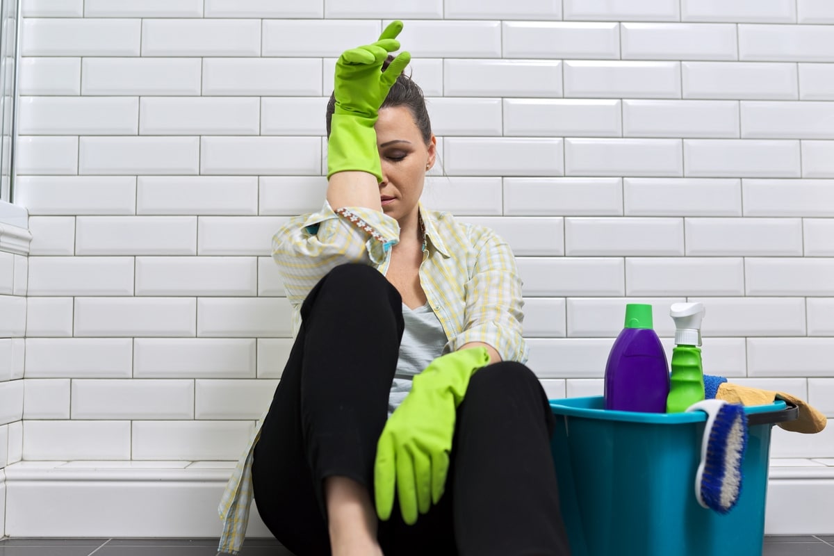 tired woman doing house cleaning in bathroom fati 2022 01 13 22 24 38 utc 1 - Surmenée ? 5 conseils pour vous faciliter la vie à domicile