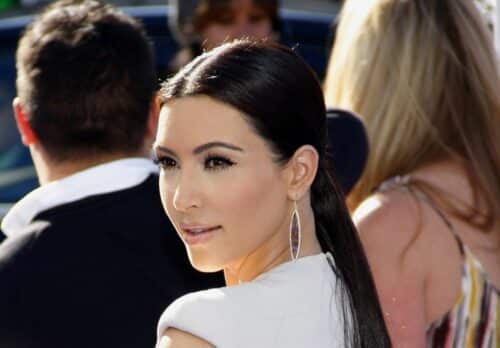 Kim Kardashian 500x348 - Kim Kardashian se rend à un événement caritatif à Los Angeles dans une robe noire moulante et des talons néon.