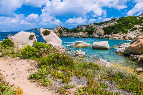 cala scilla place near costa serena with sandstone 2021 08 27 21 27 11 utc 1 500x331 - Sardaigne : le lieu parfait pour vos prochaines vacances camping ?