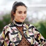 Pourquoi on admire le look multicolore de Camélia Jordana ?