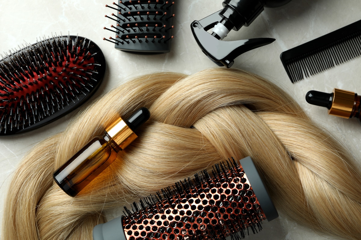 concept of hair care on light background 2021 12 23 22 31 14 utc 2 - 10 produits à avoir dans sa salle de bain pour des cheveux en bonne santé !