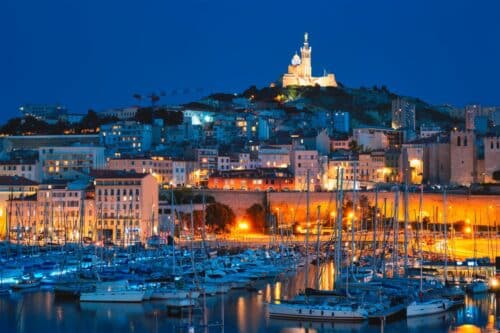 marseille nuit vieux port 500x333 - Que peut-on découvrir lors d'une visite guidée à Marseille ?