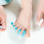 Comment blanchir les ongles des pieds ?