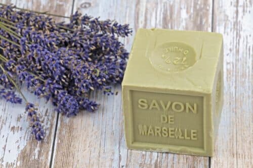 savon marseille vert 500x333 - Le savon de Marseille : vrai trésor provençal pour votre rituel beauté et bien-être !