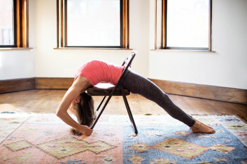 Pourquoi pratiquer le yoga sur chaise ? Femme Magazine