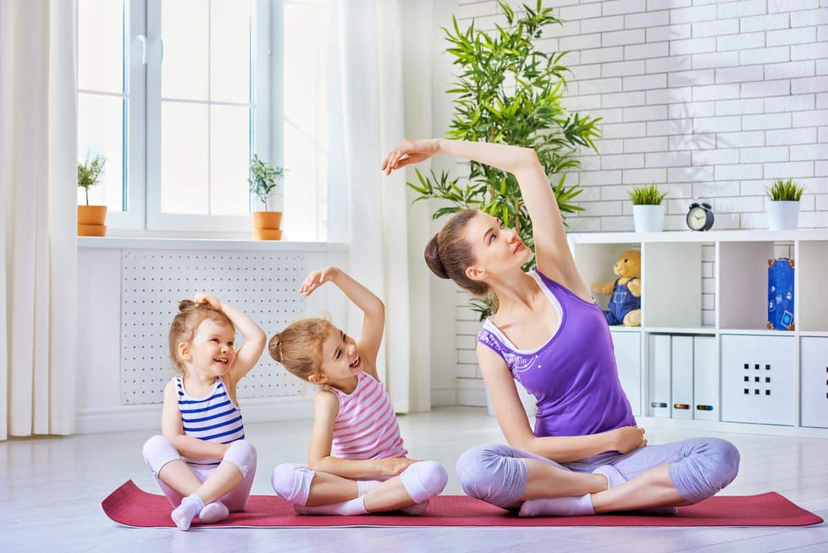 yoga enfant - Les différentes postures lors d'une séance de yoga pour enfant