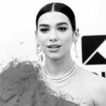 Comment la couleur de cheveux de Dua Lipa est passée du brun foncé au blond platine quelques heures seulement avant les Grammys ?