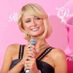 Qu’est ce qui caractérise la marque de survêtement en velours de Paris Hilton ?