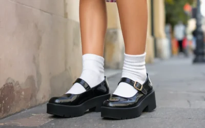 Babies épaisses plateformes noires portées avec chaussettes blanches et robe fleurie courte