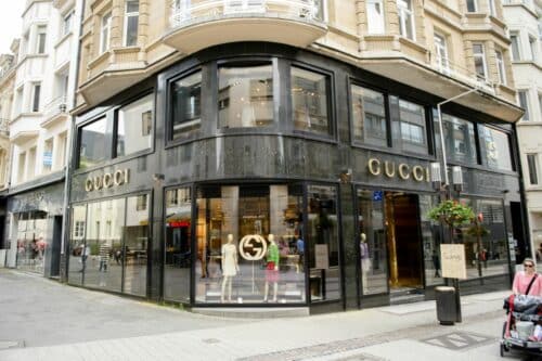 gucci paris 500x333 - Comment accéder à la maison Gucci des Champs-Élysées ?