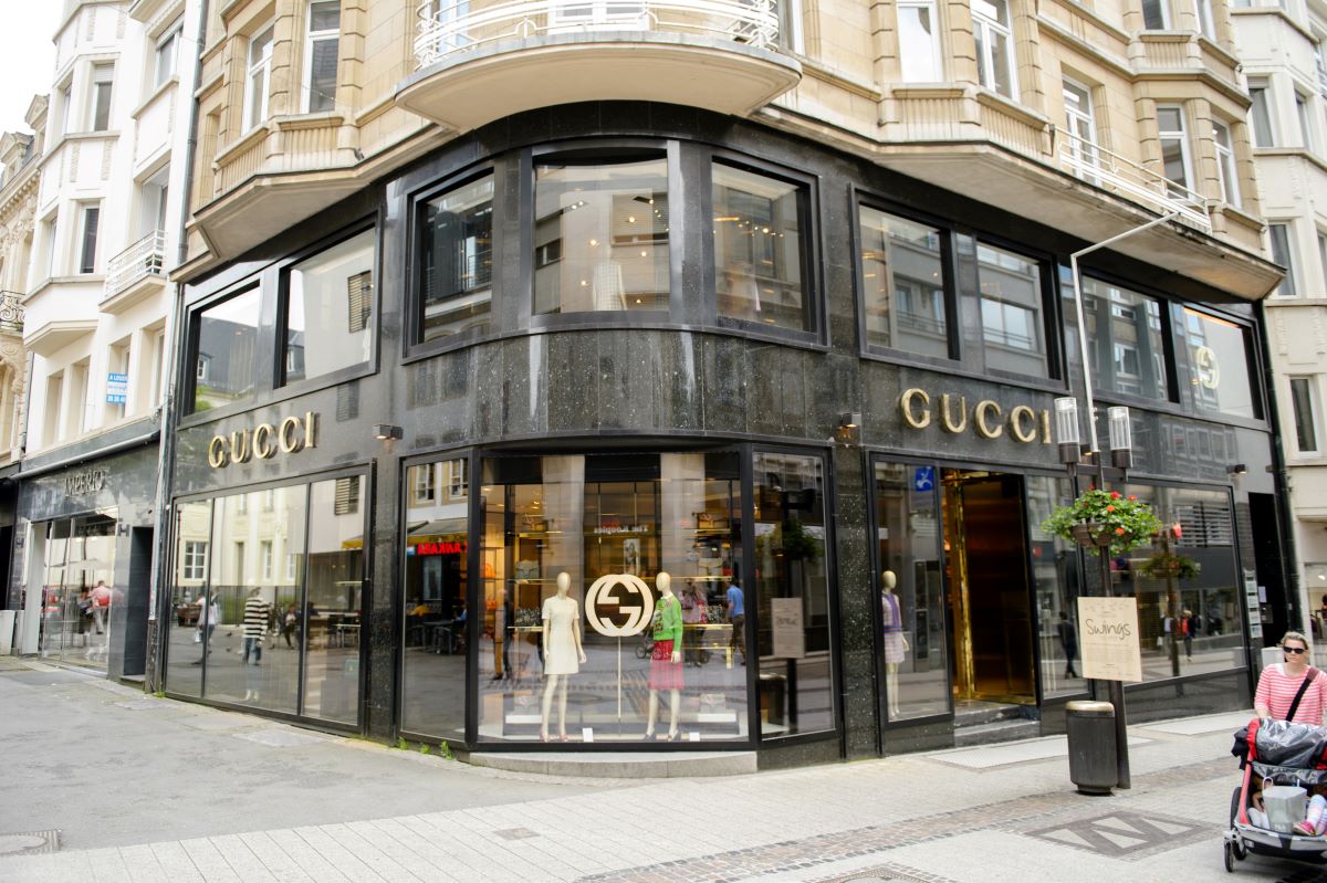 Gucci Fashion Luxury Store in Avenue Montaigne in Paris, France Editorial  Photography - Image of door, montaigne: 142521187