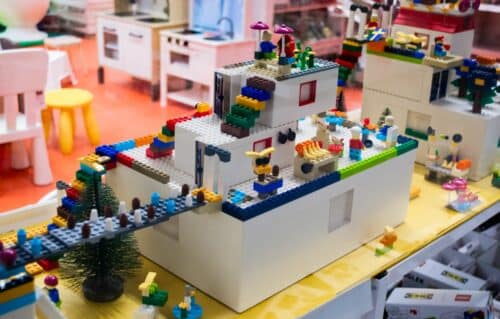lego ikea 500x319 - Comment la collaboration Lego et IKEA a changé l'univers du jeu ?