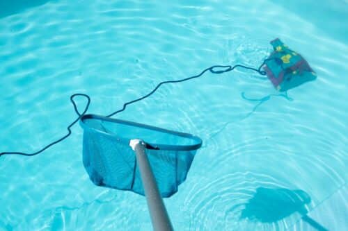 robot entretien piscine 500x333 - Comment entretenir et préserver au mieux votre piscine ?