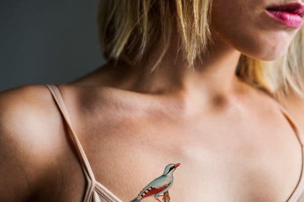 tatouage poitrine femme