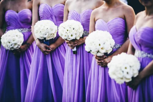 wedding ceremony with bridesmaids wearing purple d 2022 03 04 02 33 09 utc 1 500x333 - Robes demoiselles d'honneur : comment s'habiller pour le grand jour ?