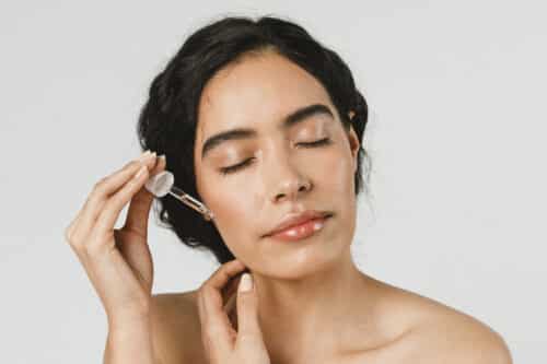 young woman applying serum on her face 2021 09 02 06 01 56 utc 1 500x333 - Les 10 conseils ultimes pour un soin du visage efficace et anti-âge