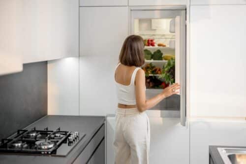 Femme avec des legumes sains dans le frigo 500x333 - Quel frigo consomme le moins ?