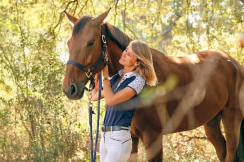 caring female equestrian adjusting reins on horse 2021 10 21 02 32 28 utc 1 500x333 - L'équitation, le sport idéal pour faire du sport et se faire plaisir ?
