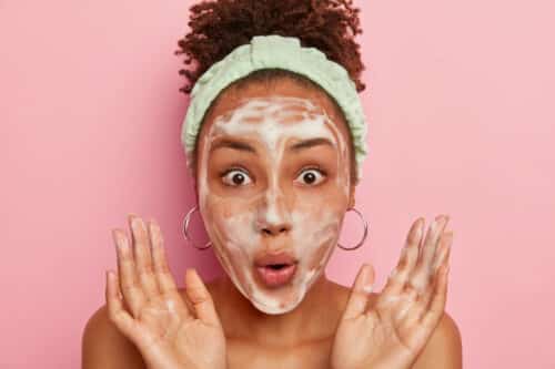 close up portrait of astonished woman washes face 2022 02 03 04 26 12 utc 1 500x333 - 8 conseils pour obtenir une peau fraîche et un teint parfait !