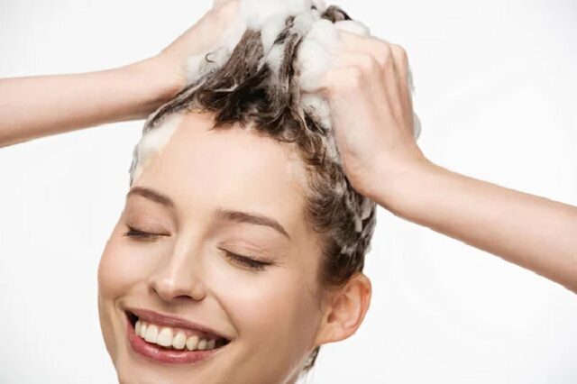  Lave les cheveux avec shampoing solide