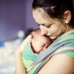 Comment porter un nouveau-né avec un porte-bébé ?