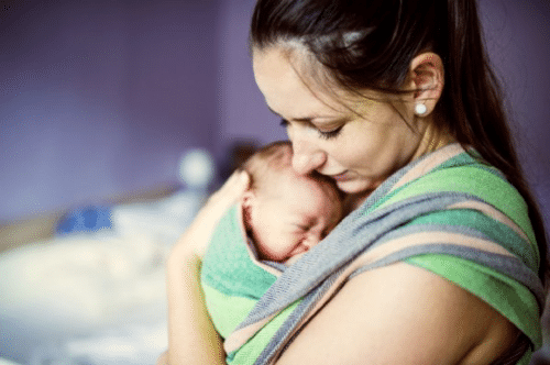 Porte bebe nouveau ne par mere 500x332 - Comment porter un nouveau-né avec un porte-bébé ?