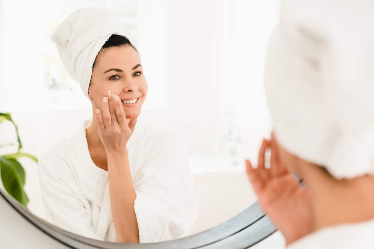 anti age anti wrinkle effect of moisturizing creme 2021 12 09 20 04 35 utc1 - Comment garder une peau jeune et éclatante au quotidien ?