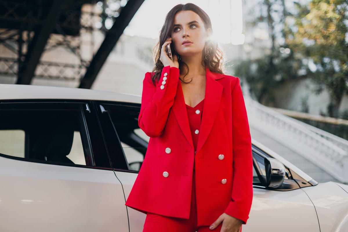 beautiful sexy woman in red suit posing at car tal 2022 02 01 22 38 27 utc1 - Le top des vêtements élégants et tendances pour cet été !