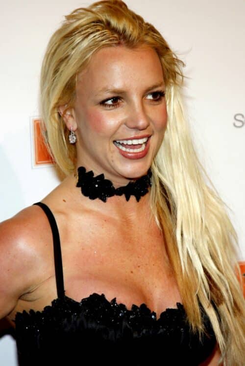 britney spears 500x748 - Britney Spears a annoncé sa nouvelle coupe de cheveux, qui est drastique - sans le haut, bien sûr.