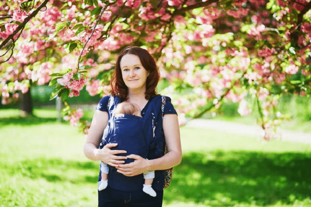 femme avec son bébé en porte-bébé