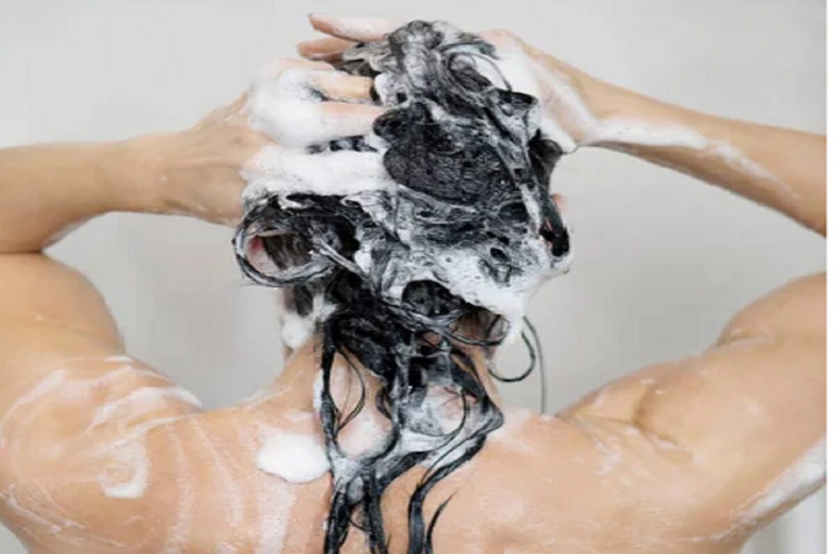 femme utilise un shampoing solide 1 - Shampoing solide : pour quels types de cheveux ?